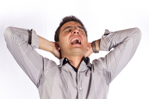 頭を抱える男性
