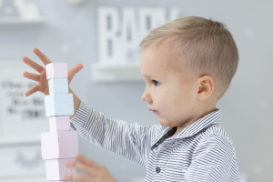 積み木を組み立てる子ども