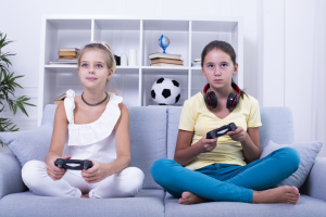 ゲームをする子供達