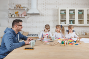 子どもと話す父親