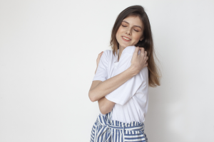 自分をハグする女性