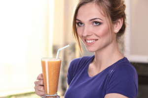 飲み物を飲む女性