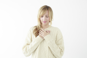 心に手を当てる女性