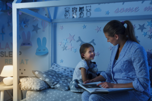 話しを聞く母親